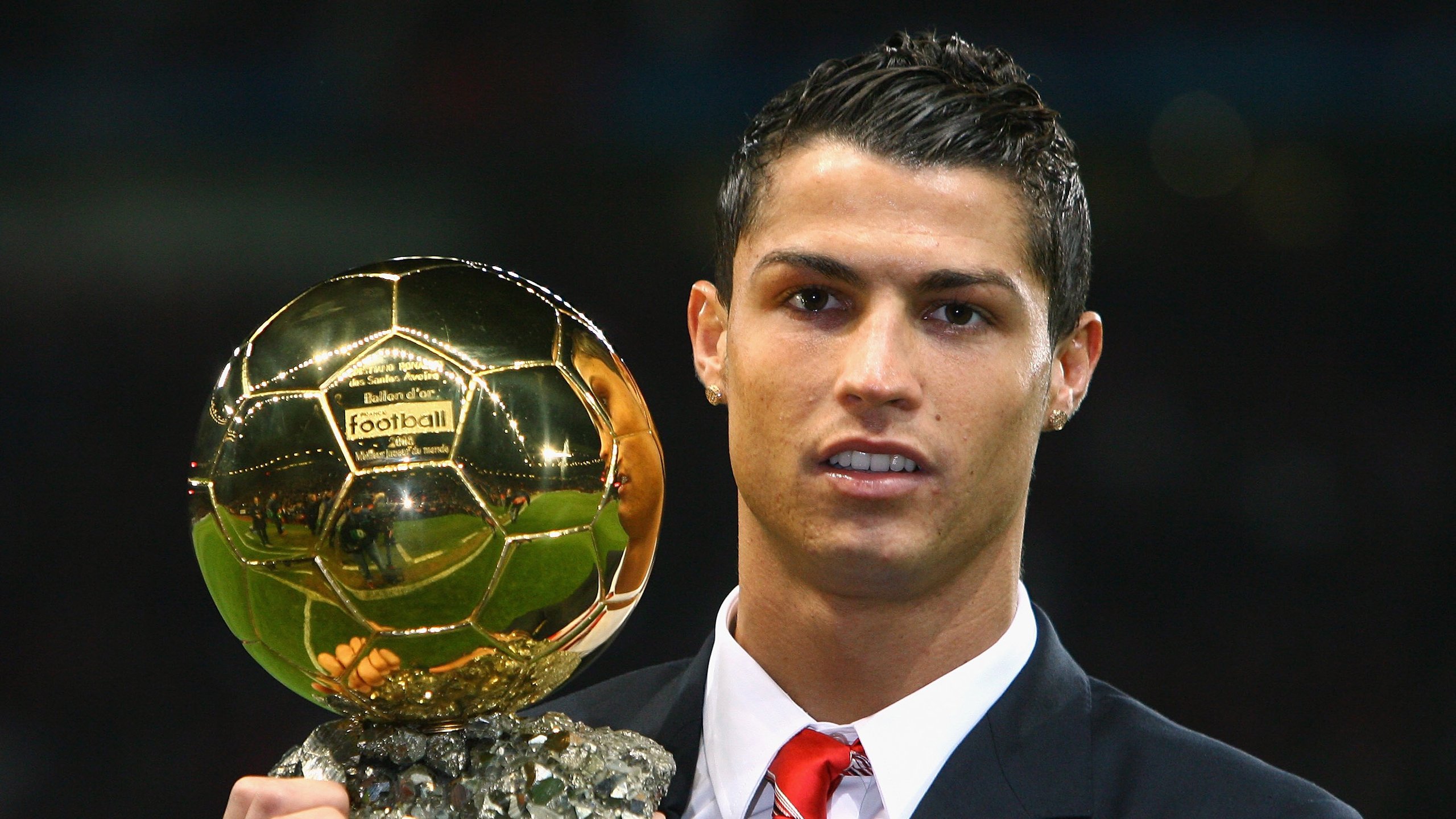 球迷支持：夜晚球场助威声震天！，晚上球场打球的真实图片